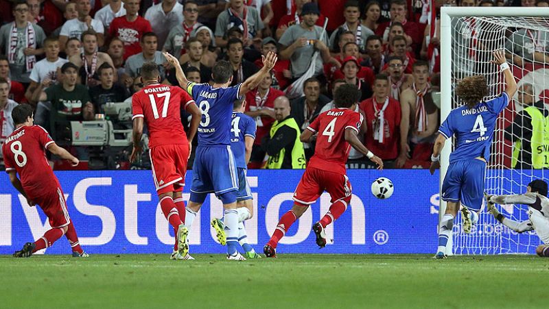 El Bayern llevó el partido a la prórroga con un gol de Javi Martínez en el último ataque del partido, después de someter a Cech a un acoso durante los últimos minutos de la final.