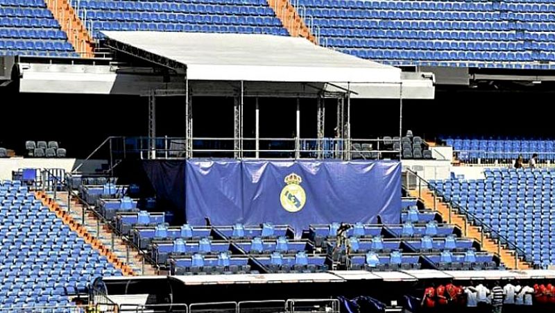 El domingo por la mañana hay partido en el Santiago Bernabeu y de momento en el estadio hay dos escenarios: obviamente, el césped donde mañana llega el Athetic Club, y el que está montado para la presentación de Gareth Bale. Ya veremos dónde está la 