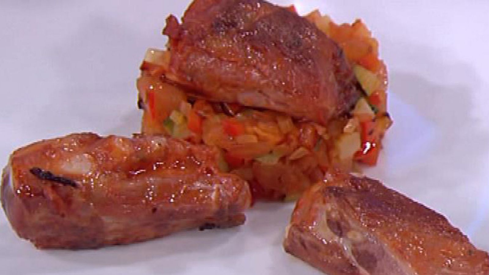 Costillas adobadas sobre verduritas salteadas