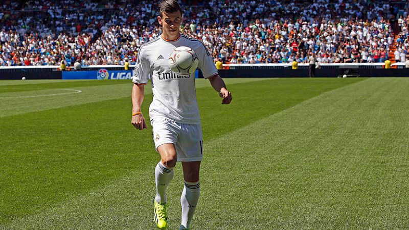 Después de una larguísima negociación, el galés Gareth Bale ha aterrizado en el Bernabéu, donde se ha enfundado la camiseta del Real Madrid, su nuevo club a partir de ahora.