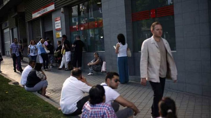 Telediario 1 - El paro registrado cae en 31 personas en agosto, la primera bajada desde 2000