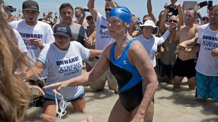 166 kilómetros  a nado con 64 años