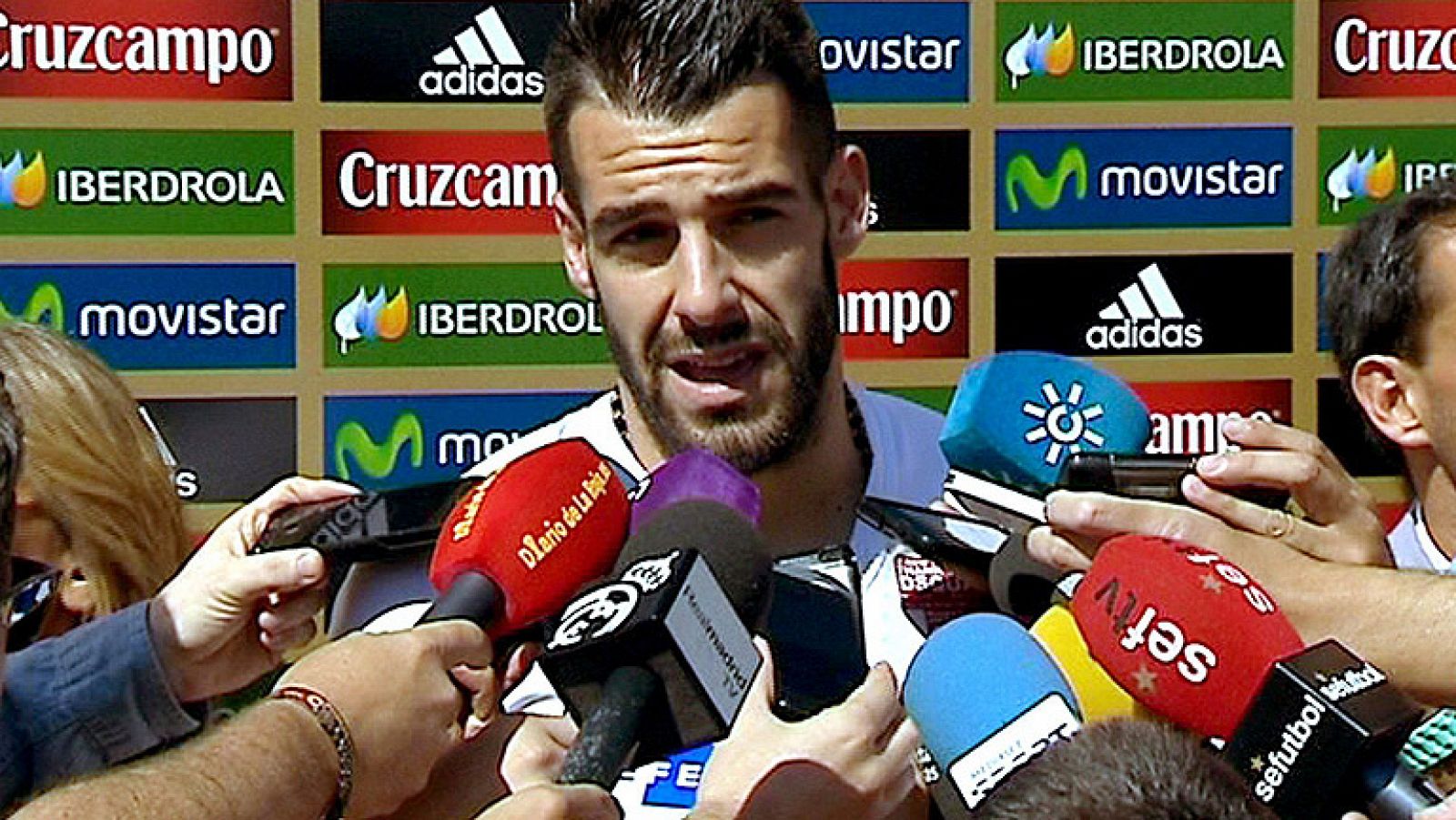 El delantero internacional español Álvaro Negredo ha asegurado que la selección cuenta con "tres buenos porteros y decide el seleccionador quien juega". Así ha respondido el vallecano a las preguntas sobre si Casillas será titular con la Roja. 