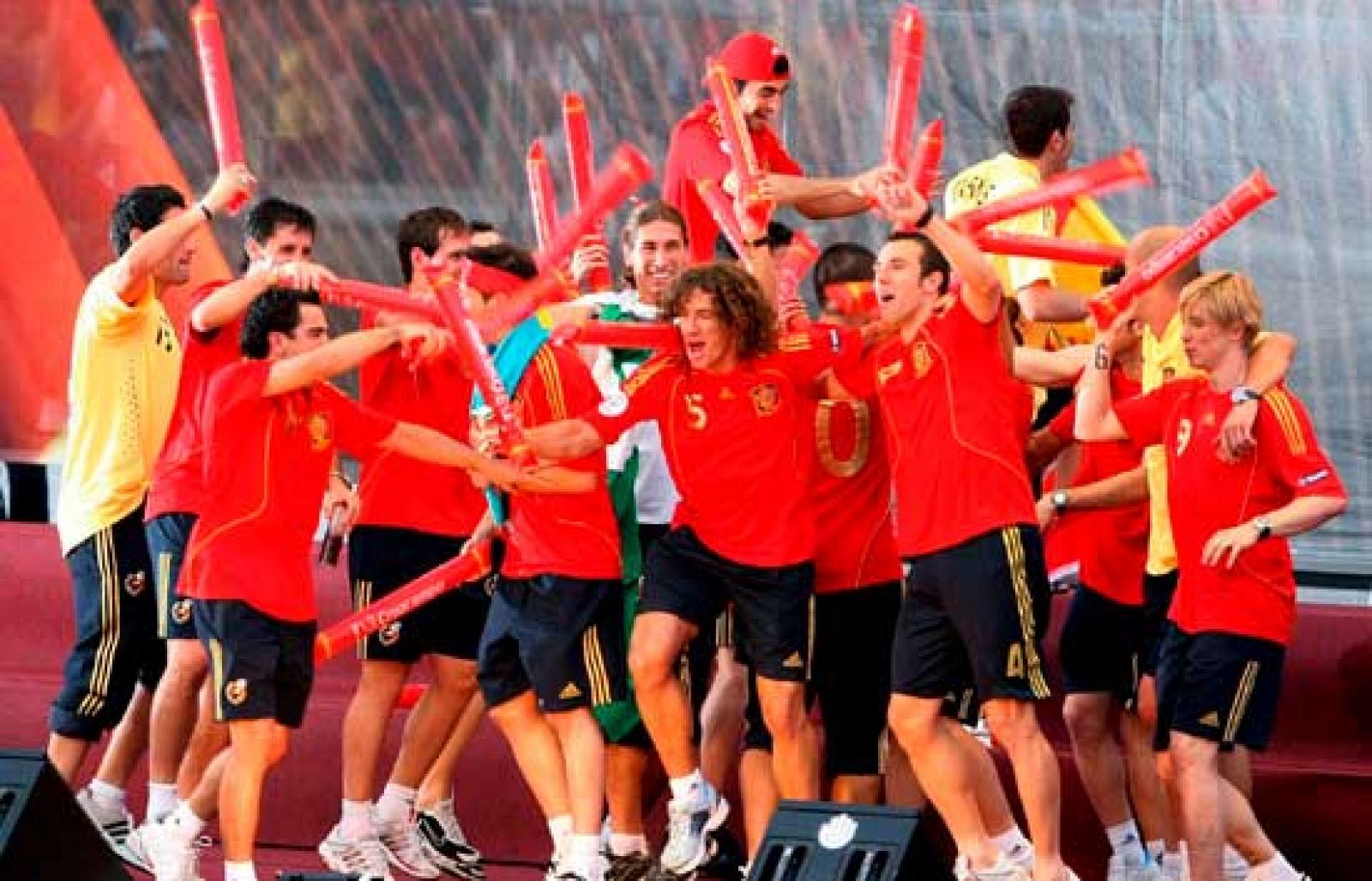 Los jugadores de la selección, junto con el grupo Capitán Canalla, canta el 'A por ellos' en Colón.