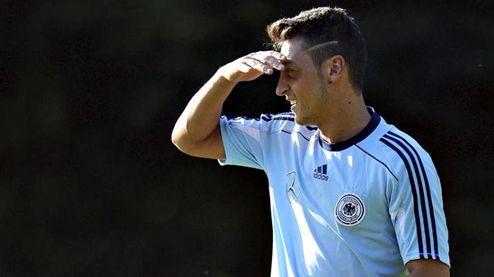 Telediario 1 - Mourinho no entiende la venta de Özil: "Es único, no hay un copia de él"