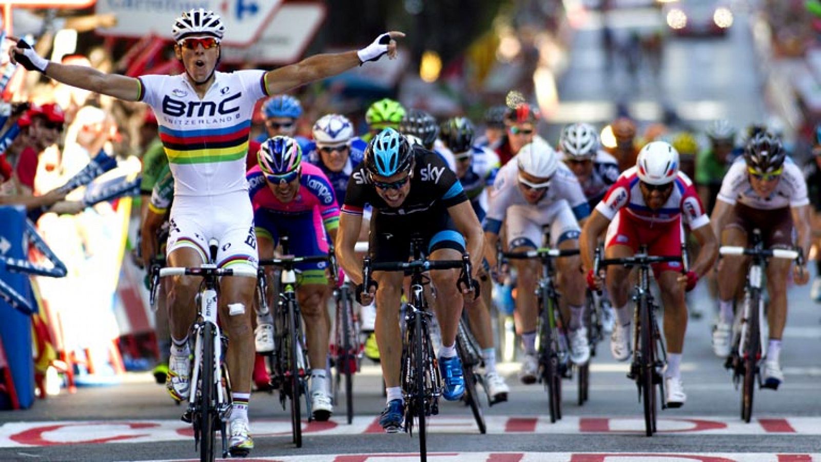 El belga Philippe Gilbert (BMC), campeón del mundo, ha ganado al esprint la undécima etapa de la Vuelta a España, disputada entre Maella y Tarragona, de 164,2 kilómetros, por delante del noruego Edvald Boasson Hagen (Sky), mientras que el italiano Vi