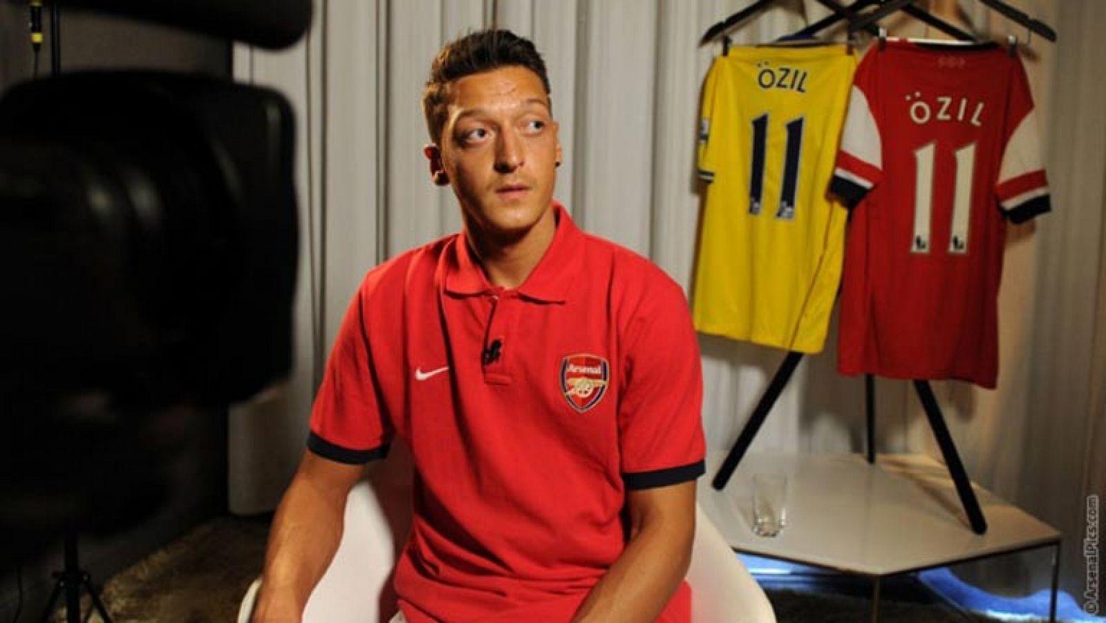  El nuevo fichaje de Arsenal, Mesut Özil, ha hecho un parón con la selección alemana para ponerse por primera vez la camiseta de su nuevo equipo para una sesión fotográfica.