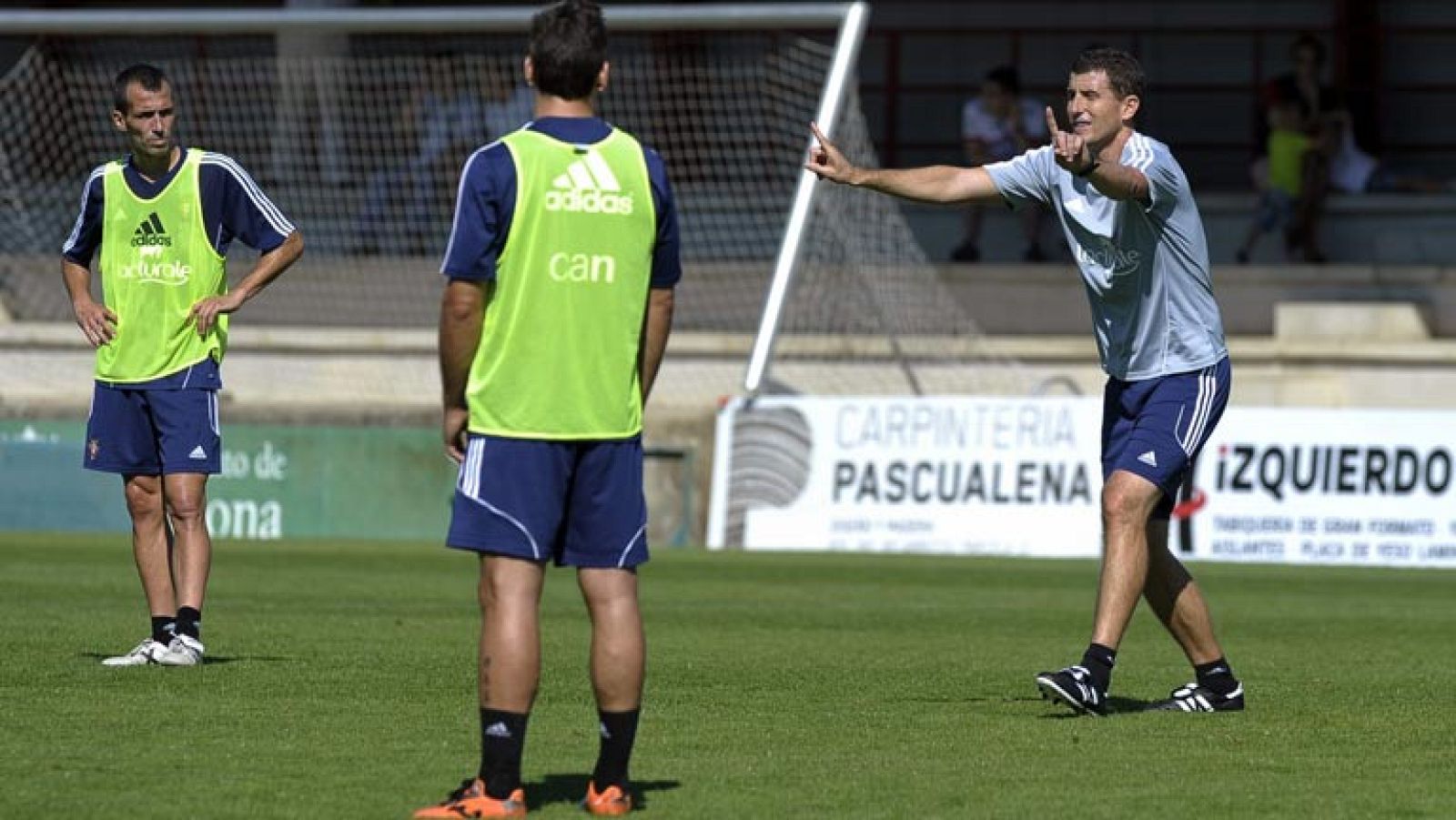 El entrenador navarro Javier Gracia, que ha firmado un contrato para dos temporadas con Osasuna, donde ha sustituido a José Luis Mendilibar, ha afirmado hoy que llega al equipo pamplonés con el objetivo de transmitirle un "optimismo" y un "empujón anímico" para que vuelva a estar a pleno rendimiento.