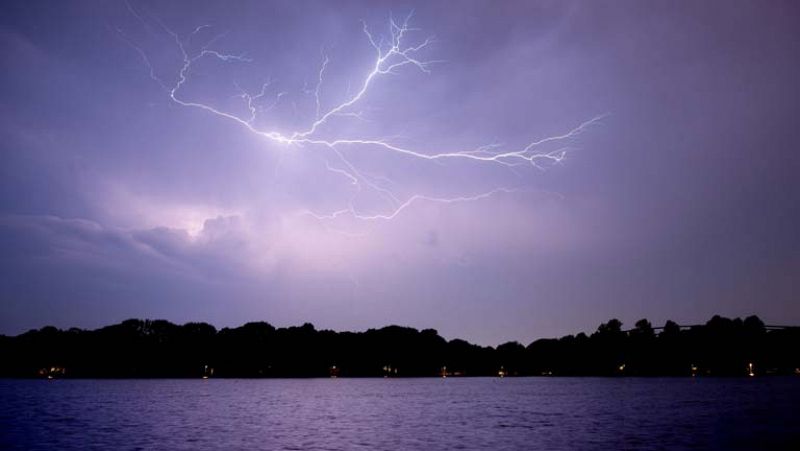 Nubes en toda España con tormentas fuertes en el noreste