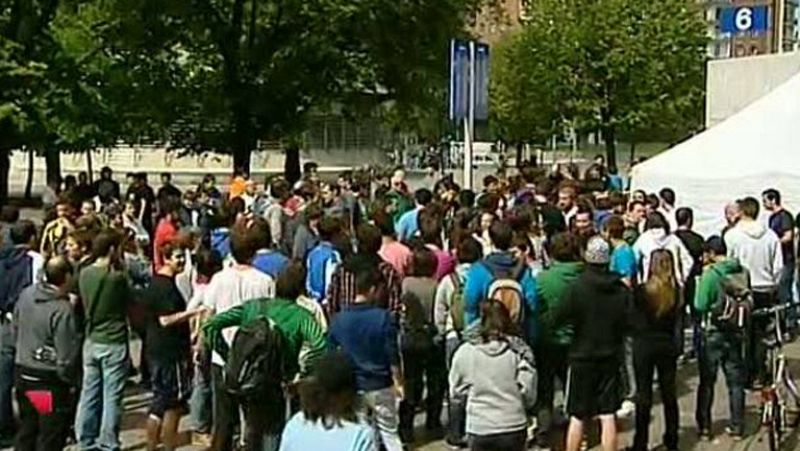 Miles de aficionados de la Real Sociedad ya hacen cola para conseguir una entrada para el deseado partido contra el Manchester United en Old Trafford del próximo 23 de octubre.