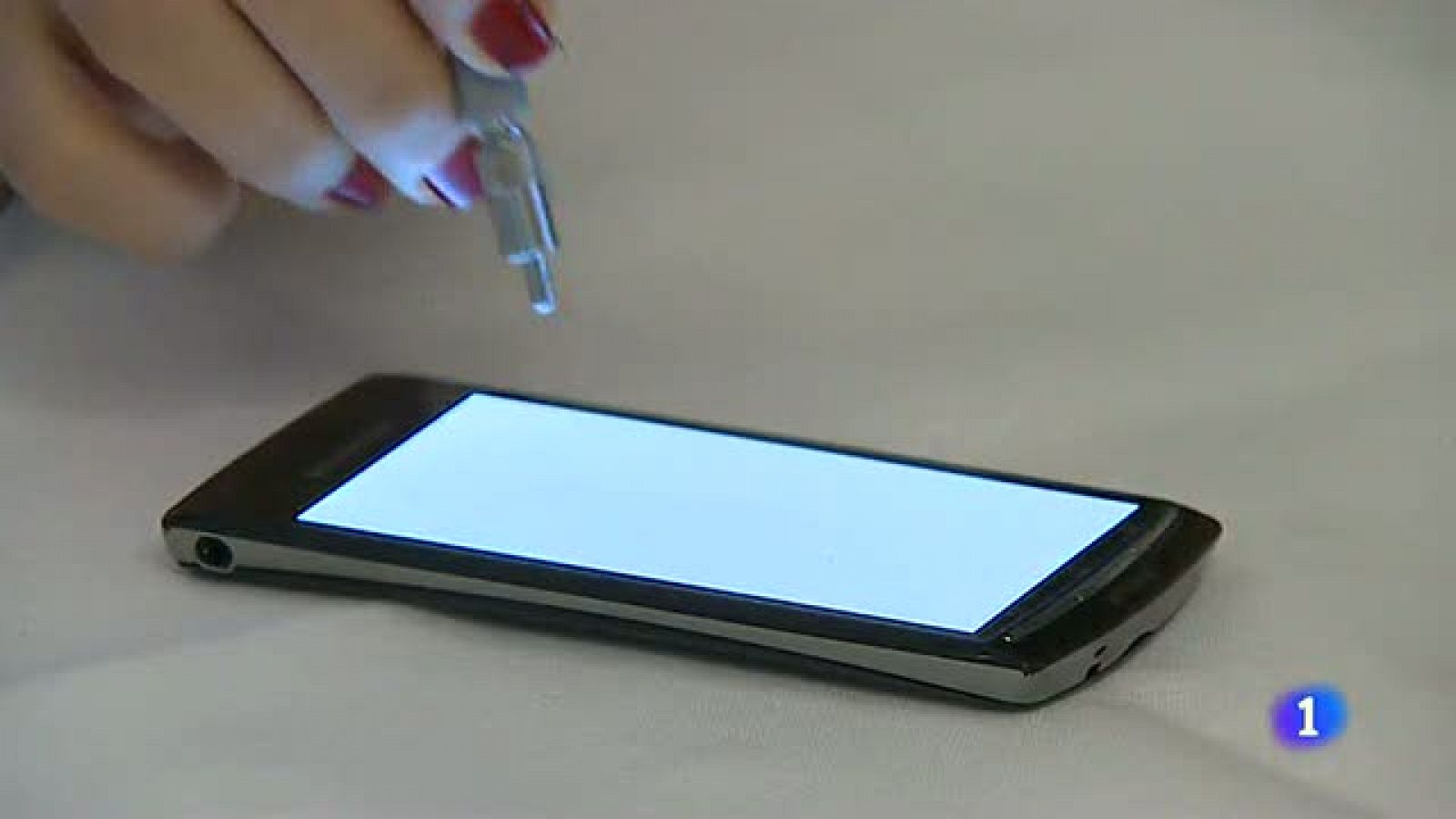 Telediario 1: Un filtro para reducir el daño en la vista de móviles y tabletas | RTVE Play