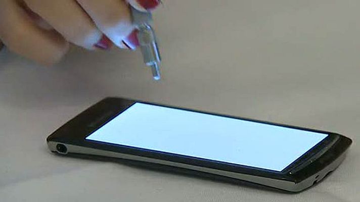 Telediario 1 - Un filtro para reducir el daño en la vista de móviles y tabletas