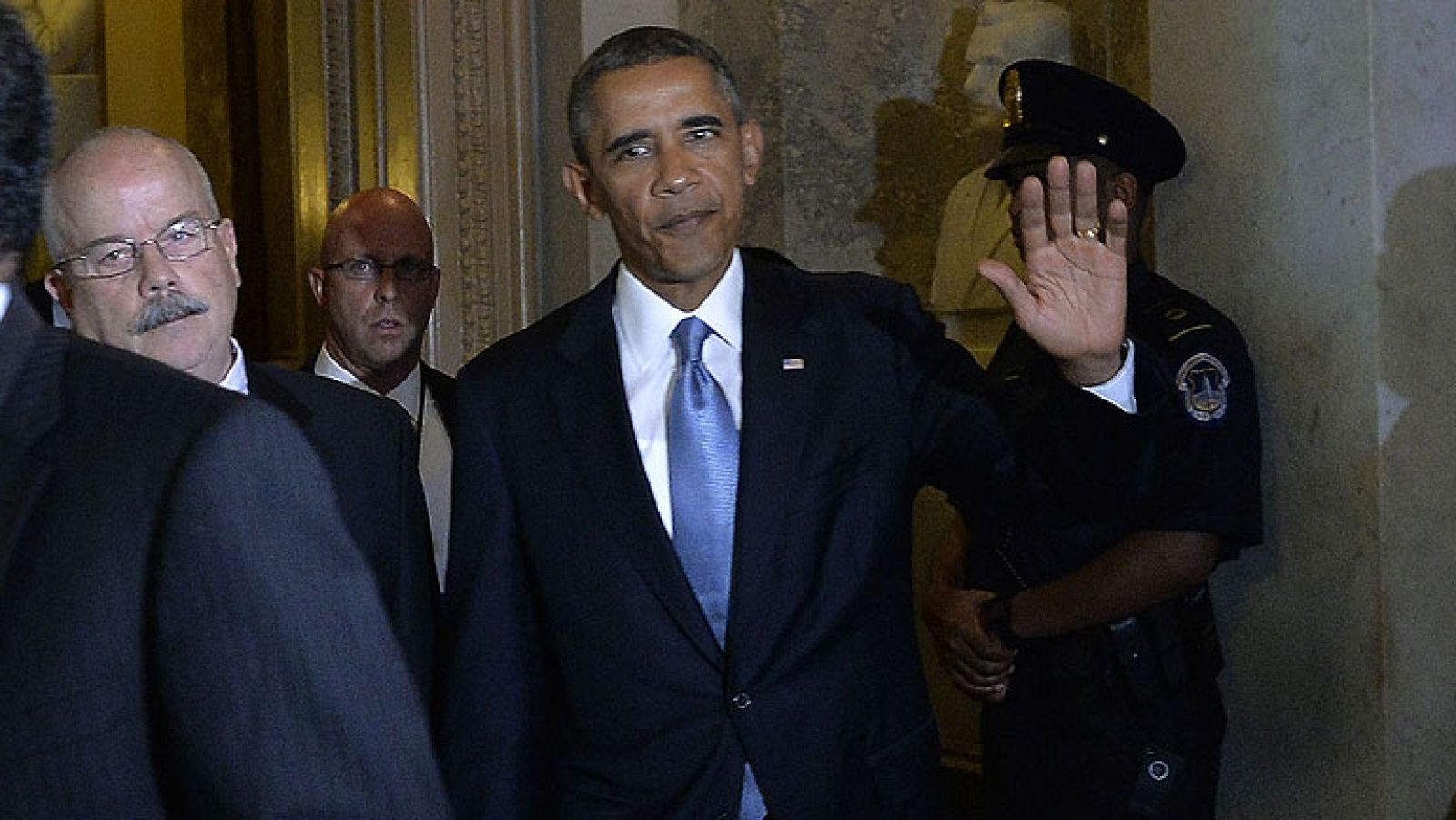  Aumenta la movilización para conseguir que el régimen sirio entregue su arsenal químico. Francia, con el respaldo de Estados Unidos y el Reino Unido, va a presentar una propuesta en la ONU en ese sentido. Sin embargo, Rusia ha advertido de que su plan sólo funcionará si EE.UU. y sus aliados renuncian al uso de la fuerza. Por su parte, Damasco ha asegurado que está dispuesto a mostrar su arsenal y a renunciar a la fabricación de nuevas armas químicas.