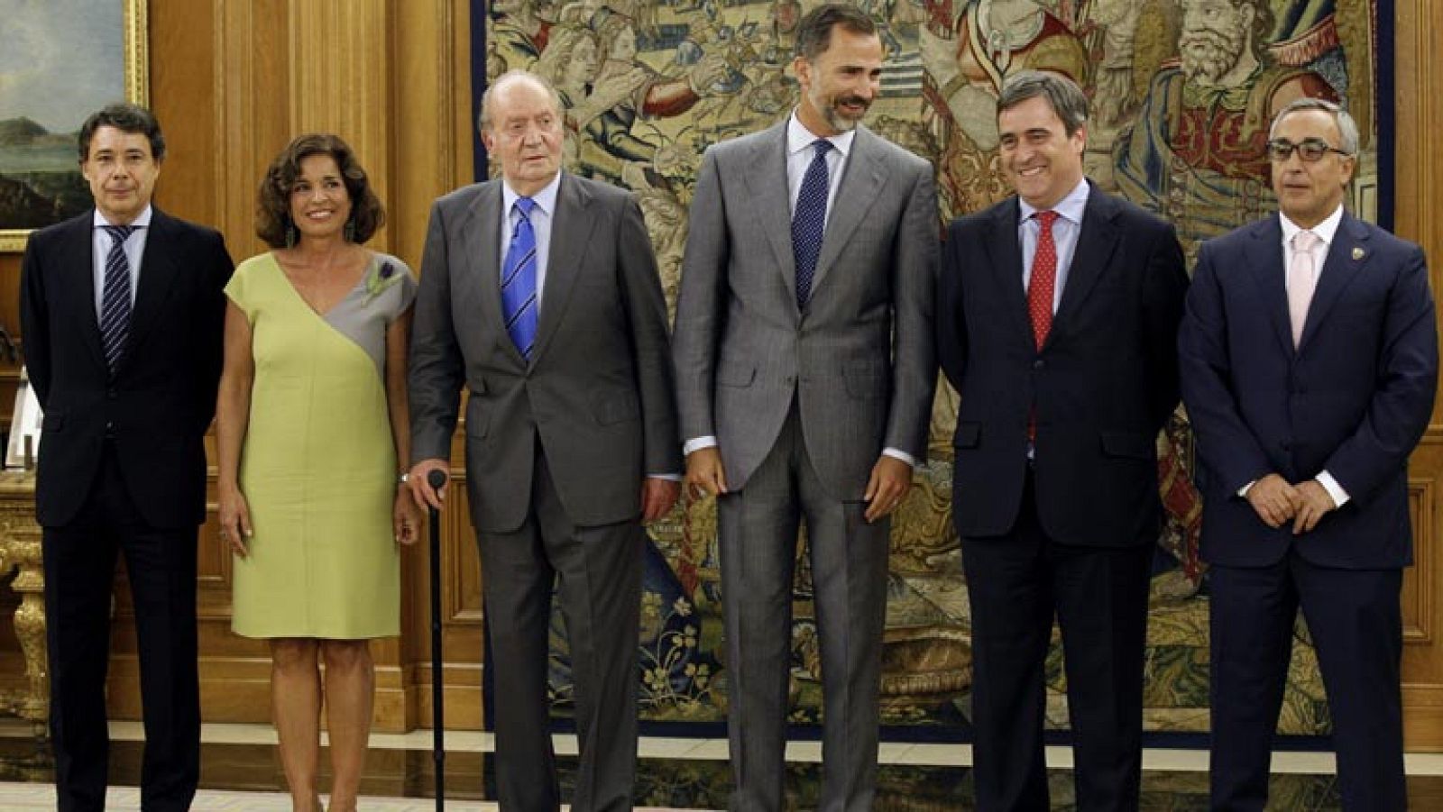 El rey de España y el príncipe de Asturias han recibido a los máximos representantes de la candidatura olímpica Madrid 2020 en el Palacio de la Zarzuela, donde los mensajes positivos por la victoria del tenista Rafa Nadal en el Abierto de EEUU han centrado los primeros comentarios. Don Felipe ha sido el primero en recordar el triunfo obtenido ayer por Nadal en Nueva York, mientras saludaba al secretario de Estado para el Deporte, Miguel Cardenal, quien, con sonrisa de circunstancias, apuntaba: "Por lo menos nos hemos llevado una alegría".