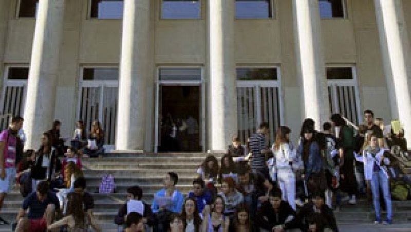 Los socialistas dicen que peligran los estudios de 80.000 universitarios 