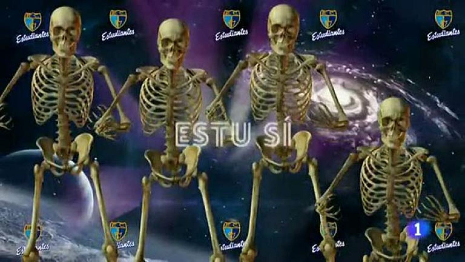 La pista es "Estu sí"... y es la nueva campaña para captar socios del Estudiantes. Con un look que recuerda a los Monty Phython... y parodiando la música de Chimo Bayo.