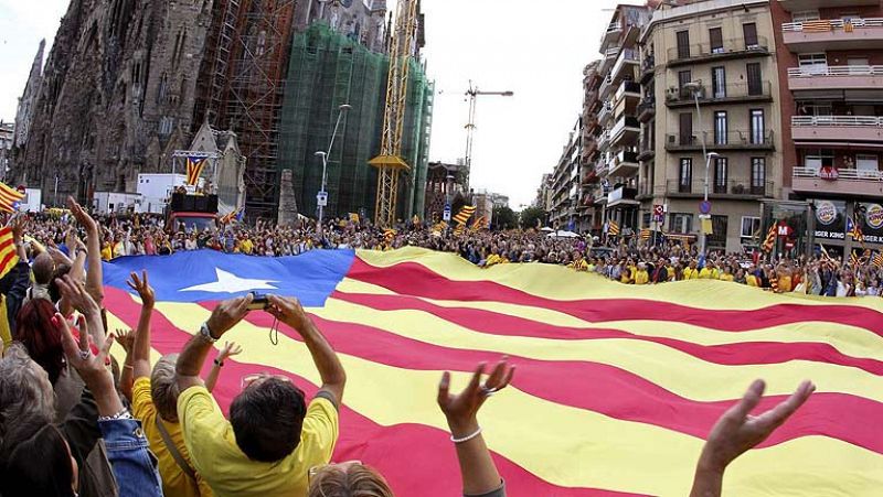 Miles de personas forman una cadena humana en la Diada  por la independencia de Cataluña