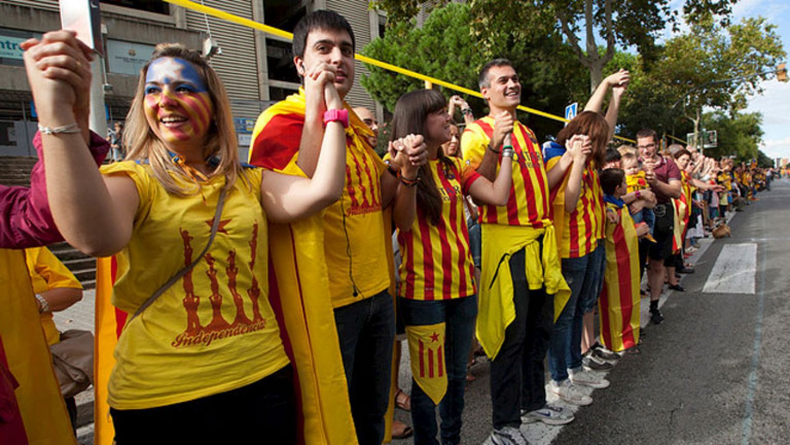 Cientos de miles de personas reivindican la independencia de Cataluña con una cadena humana 