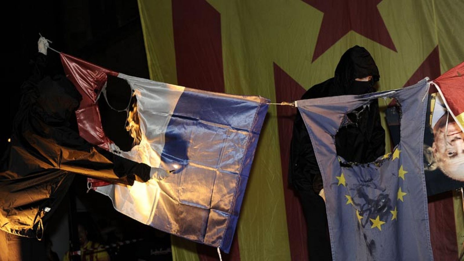 Un grupo de independentistas quema banderas de España y la UE y una foto del rey