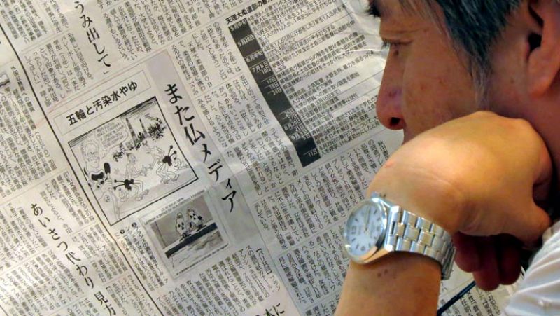 El satírico Canard Enchaîné tira donde más duele: "Tokyo 2020: la piscina olímpica ya está construída en Fukushima". En otra viñeta, dos desmejorados luchadores de sumo, cada uno con más brazos y piernas de lo deseable, y un comentarista asegurando q