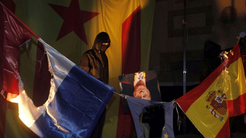Los Mossos d'Esquadra investigan la quema de una foto del rey en Barcelona 