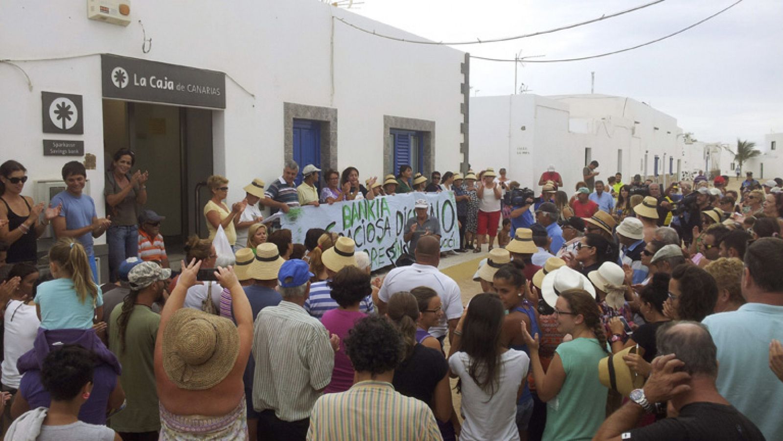 Telediario 1: Los vecinos de La Graciosa se concentran para que no cierren la única sucursal bancaria de la isla | RTVE Play