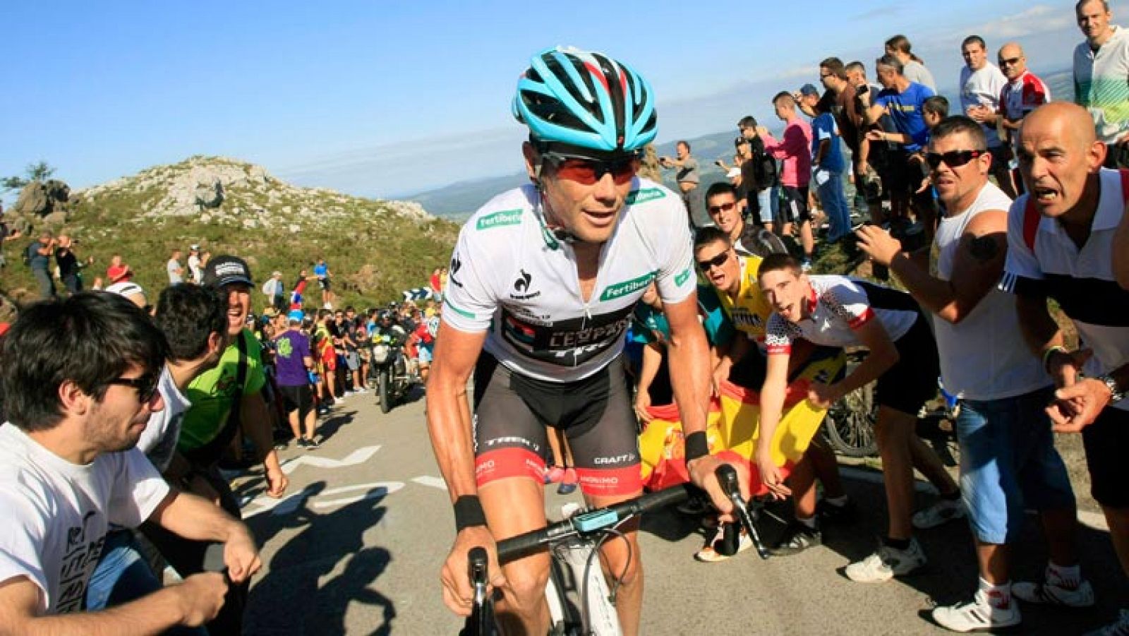 La Vuelta 2013 ya es un mano a mano entre Vincenzo Nibali y Chris Horner tras la subida a Peña Cabarga, donde el 'tiburón' italiano ha vuelto a quedar al descubierto y el 'abuelo' americano se ha erigido en máximo favorito a la victoria final. Segundo síntoma de flaqueza de Nibali y segundo mordisco de Horner a una diferencia entre ambos que ya se ha quedado en solo tres segundos en la clasificación general. Ni una pedalada en el Angliru, al que ambos apelan para hacerse con 'la roja' definitiva, la que se viste en Madrid.