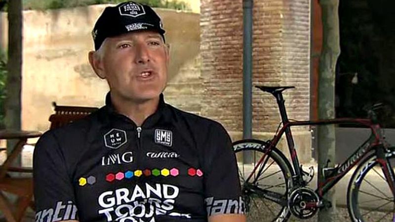 Keith Tuffley es un ciclista aficionado suizo que se ha propuesto realizar las tres grandes vueltas por etapas que se celebran en el ciclismo profesional (Giro, Tour y Vuelta) en el mismo año. Siempre acaba las etapas el mismo día que los propios pro