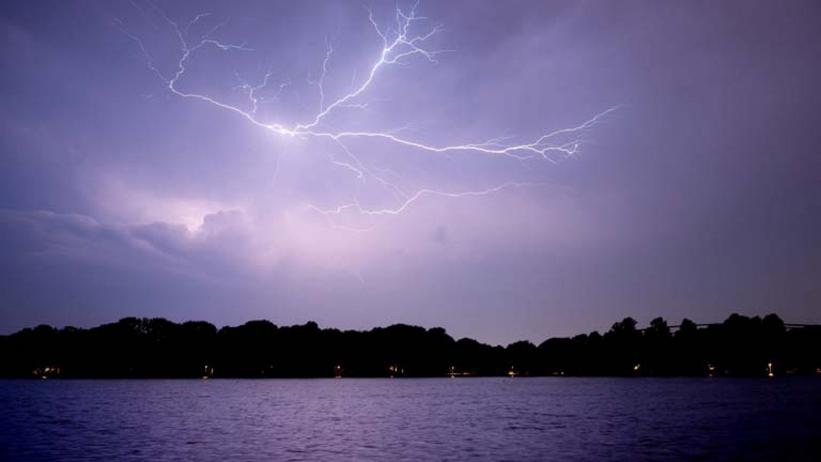 El tiempo: Chubascos o tormentas localmente fuertes en el área del Estrecho | RTVE Play