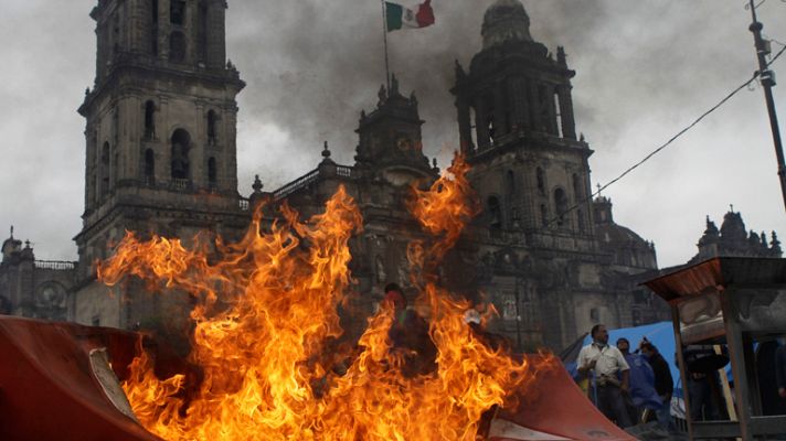 La Policía desaloja la plaza central de Ciudad de México tomada por los maestros