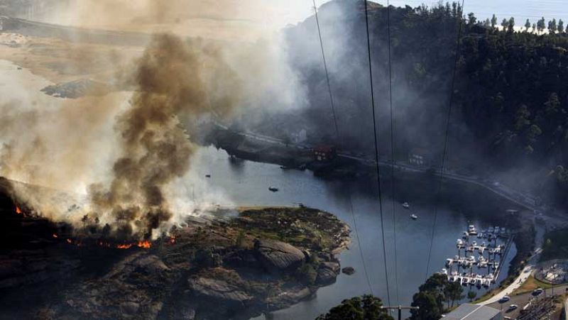 El fuego cerca a los vecinos de Ézaro, A Coruña