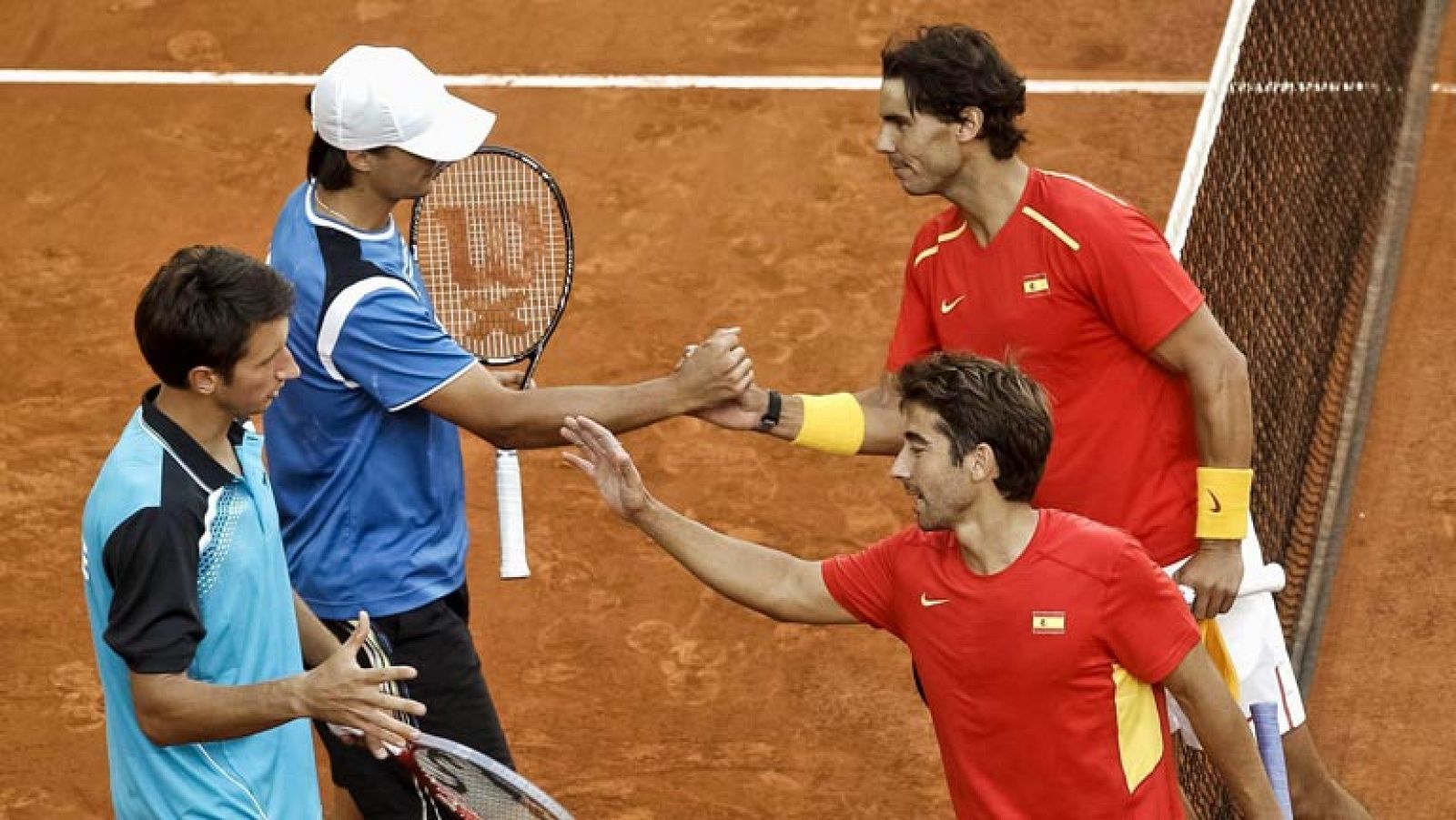 España estará un año más en el Grupo Mundial de la Copa Davis después de sumar este sábado el decisivo 3-0 tras imponerse también en el punto del dobles gracias a la trabajada victoria de Rafa Nadal y Marc López sobre Sergiy Stakhovsky y Denys Molchanov por cuatro sets (6-2, 6-7, 6-3 y 6-4) tras más de tres horas de partido.