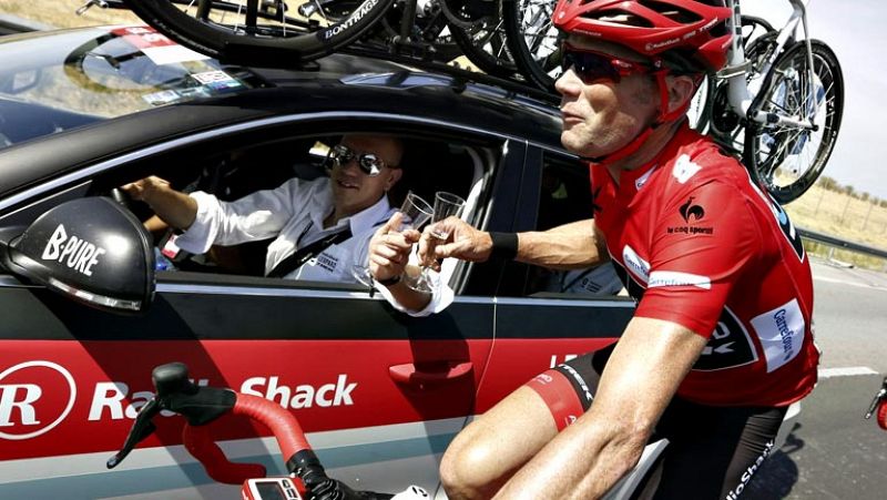 Se pone fin a la Vuelta con la última etapa que sale de Leganés. El estadounidense Chris Horner disfruta del día de homenaje hasta llegar a la meta de Cibeles.