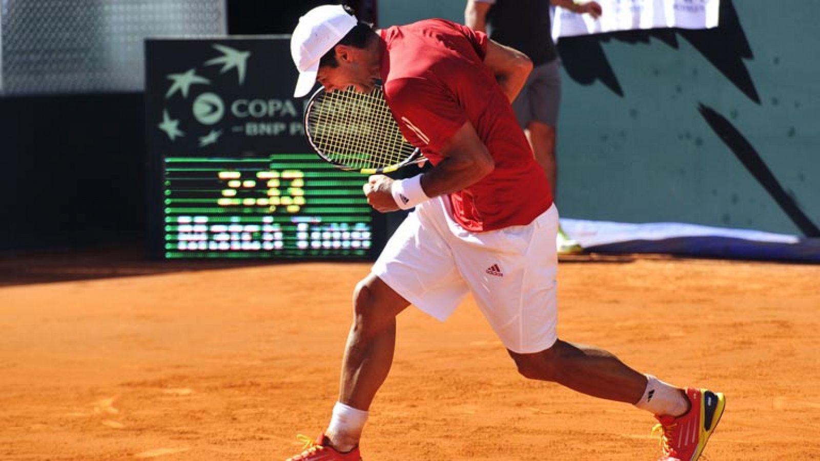 Los españoles Marc López y Fernando Verdasco han sumado el cuarto y quino punto, respectivamente, en la ya sentenciada eliminatoria de permanencia en el Grupo Mundial de Copa Davis ante Ucrania, sobre la tierra batida de la Caja Mágica de Madrid.