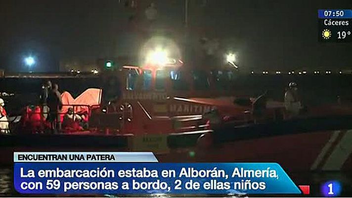 Telediario 1 - Patera con inmigrantes