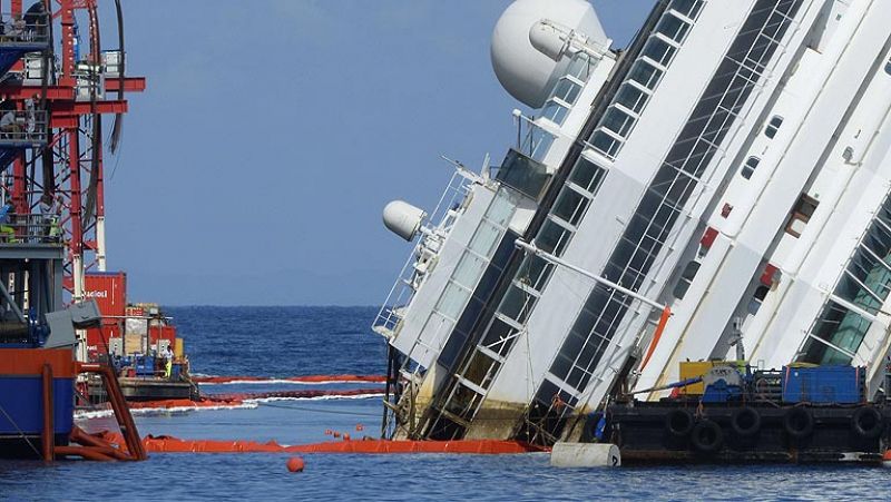 El crucero 'Costa Concordia' comienza a salir a flote tras 21 meses encallado