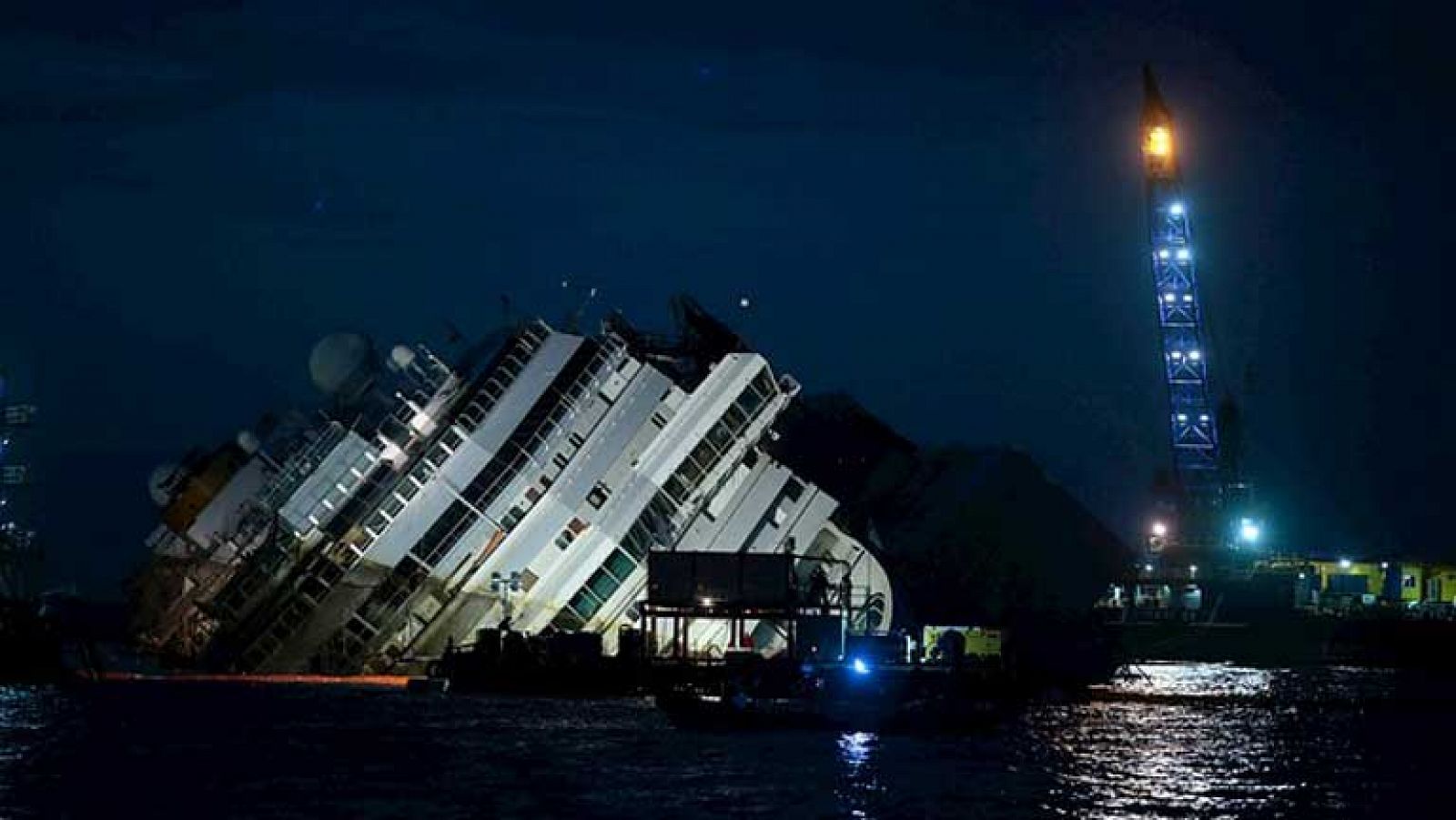 Telediario 1: El crucero 'Costa Concordia' comienza a salir a flote tras 20 meses encallado | RTVE Play