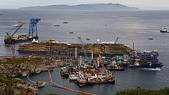 El reflote del Concordia, en un minuto