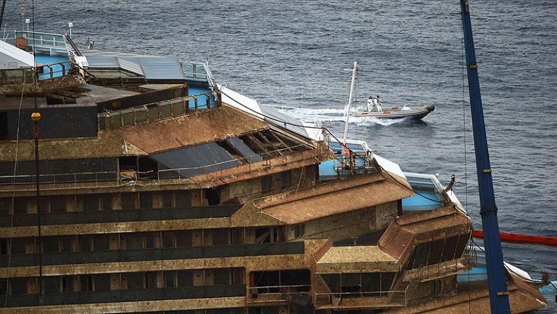 Reflotan el crucero 'Costa Concordia' tras 20 meses encallado