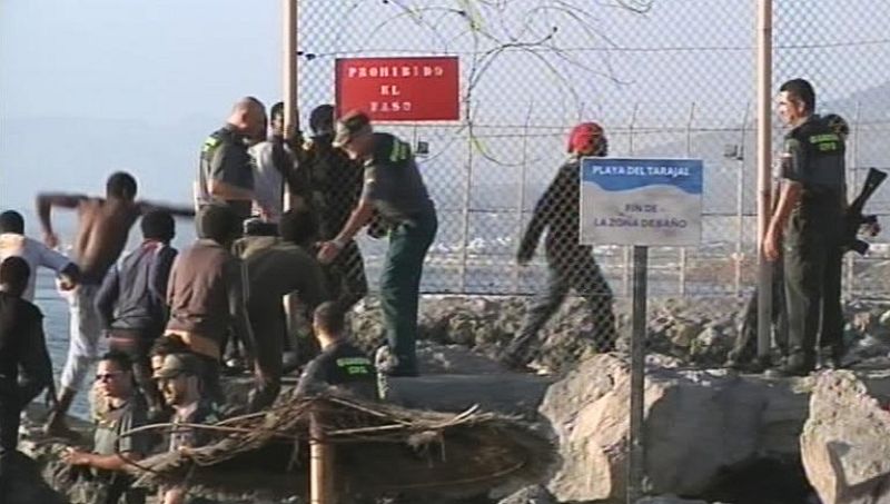 Unos 300 inmigrantes asaltan la valla de Melilla y más de cien intentan ...