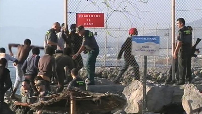 Unos 300 inmigrantes asaltan la valla de Melilla y más de cien intentan entrar a nado en Ceuta