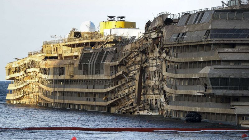 Reflotan el crucero 'Costa Concordia' tras 20 meses encallado