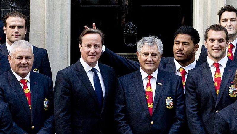 Un jugador de rugby "le pone cuernos" a Cameron