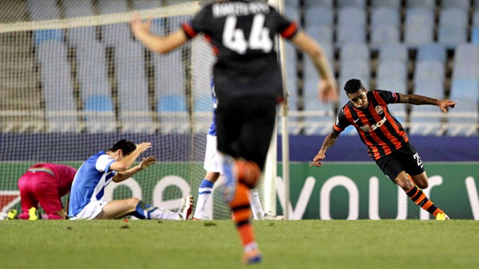 Telediario 1: La Real puso el juego y Teixeira los goles en la victoria del Shakhtar | RTVE Play