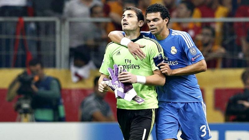 El portero del Real Madrid Iker Casillas sufre "una contusión costal izquierda pendiente de tratamiento y evolución clínica", según el parte médico ofrecido por el club en la página web con lo que se descarta una rotura o fisura. El portero de la sel