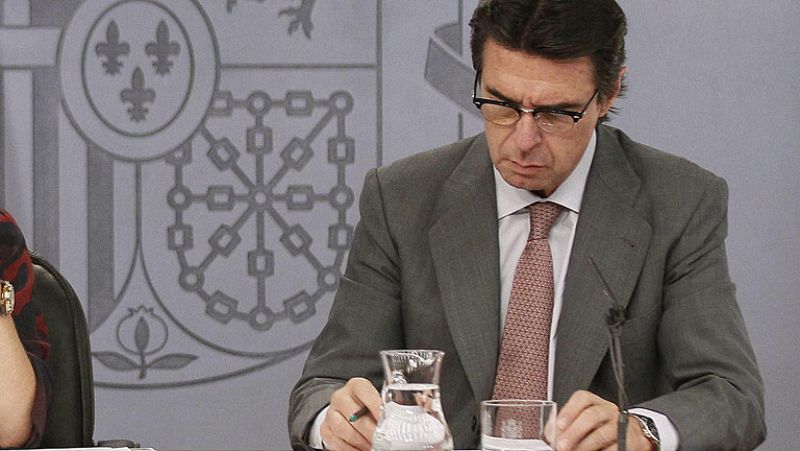 Soria: "El Gobierno es muy partidario del autoconsumo, por eso lo regula"