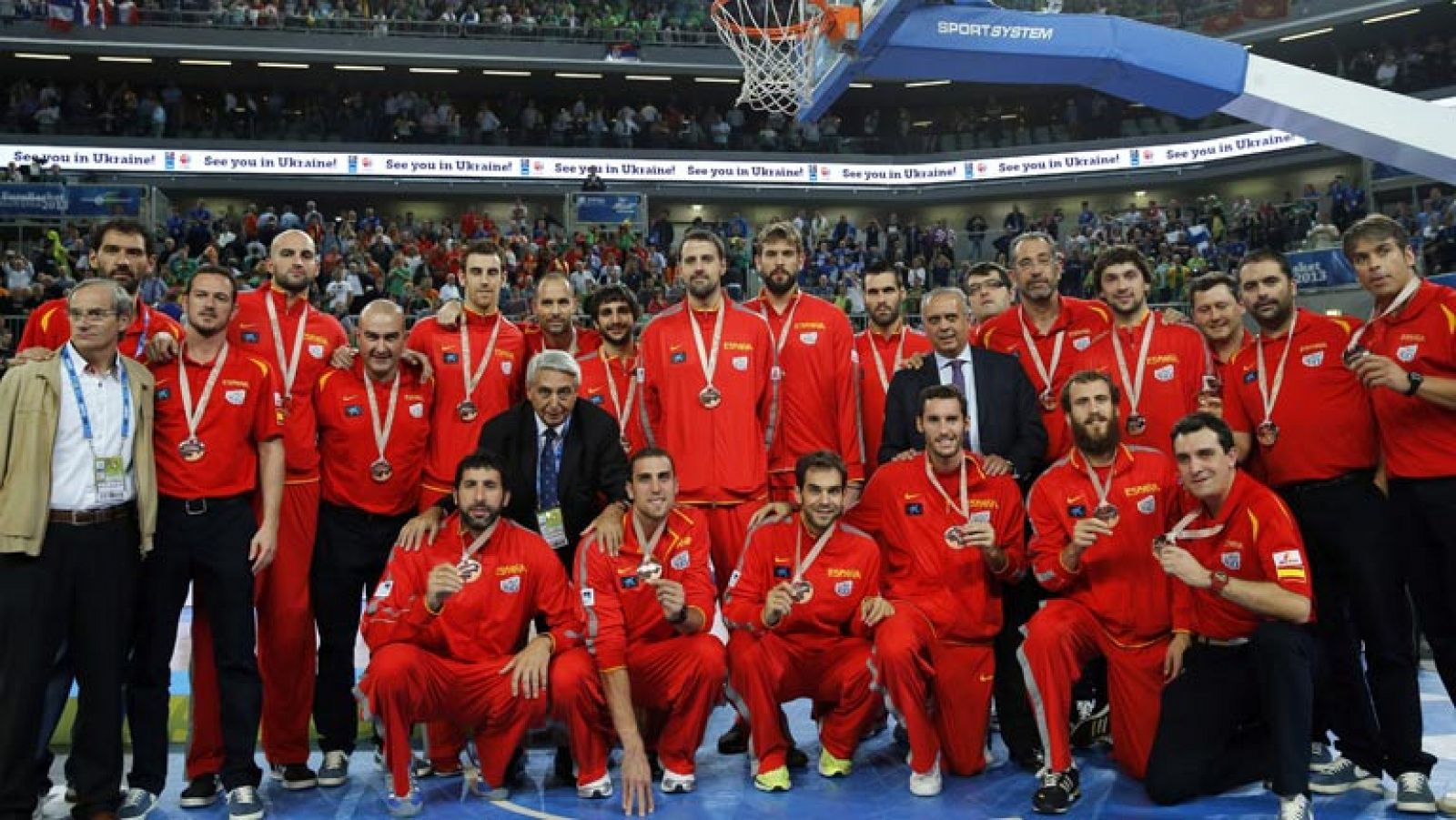 La selección española de baloncesto se ha colgado el bronce en este Eurobasket de Eslovenia 2013 tras vencer con comodidad a Croacia en la final de consolación por 92-66. Sergio Llull, con 21 puntos, y Victor Claver, con 16, han sido los mejores jugadores de España.

Mención especial merece también Marc Gasol, el mejor pivot del Eurobasket ha terminado el partido con 17 puntos, 8 rebotes y la ovación del público asistente, incluidos los aficionados croatas.