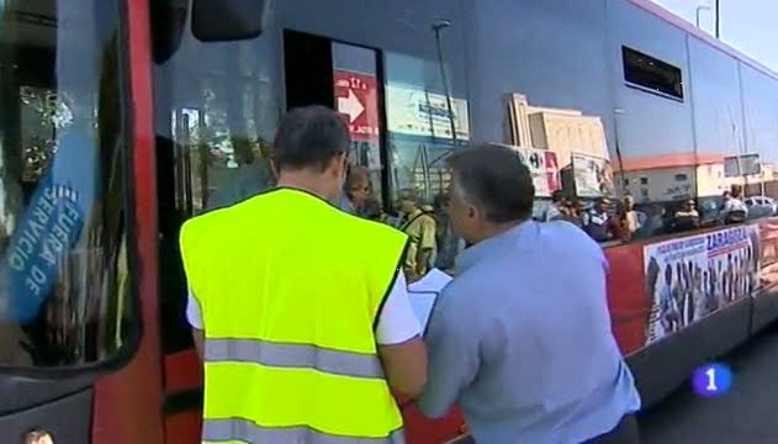 - Los trabajadores de Autobuses Urbanos de Zaragoza han empezado este mediodía una huelga con paros parciales. Protestan así por los 153 despidos que ha habido en la empresa y por el inmovilismo que, según ellos, ha mostrado la dirección para resolver este conflicto. 