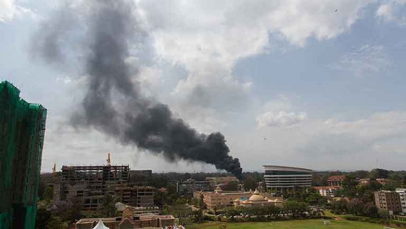 Siguen los tiroteos dos días y medio después del asalto al centro comercial de Nairobi | Ver