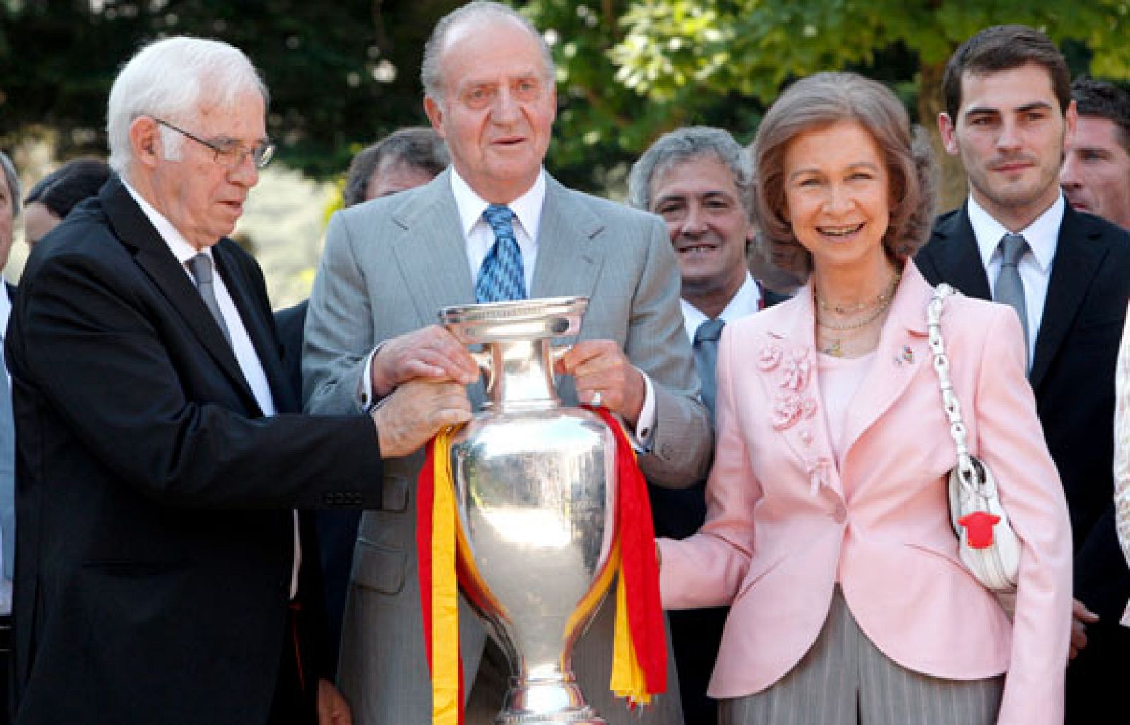 Los Reyes, los Príncipes y la Infanta Elena han sido los primeros en felicitar a los campeones de Europa. Sin duda, una de las imágenes que todos recordaremos de las celebraciones del título es el abrazo del Rey a Casillas antes de recoger la copa en